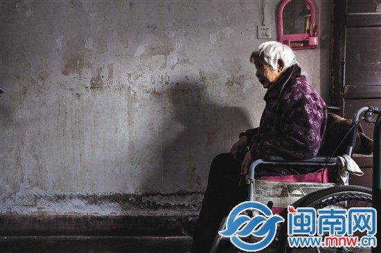 陈磨治坐在轮椅上，常年窝在家中，好希望有人带她出 