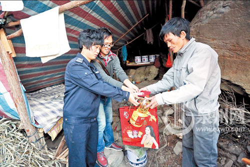 记者与民警带着年货再次上山