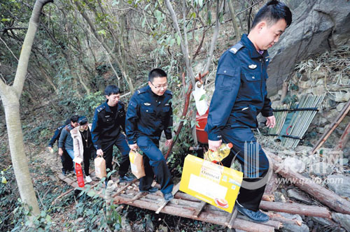 爱心年货给“山顶洞人”送来温暖