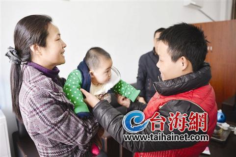 一家三口团聚1