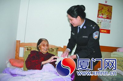 市公安局出入境的民警为老人送证上门