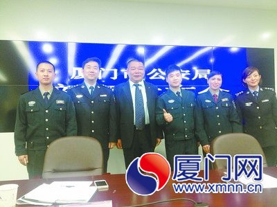 为老人保住积蓄的农行保安张艺厅（左一）受表彰