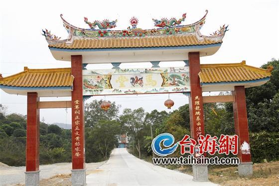 马堂村的牌坊上画着奔跑的骏马