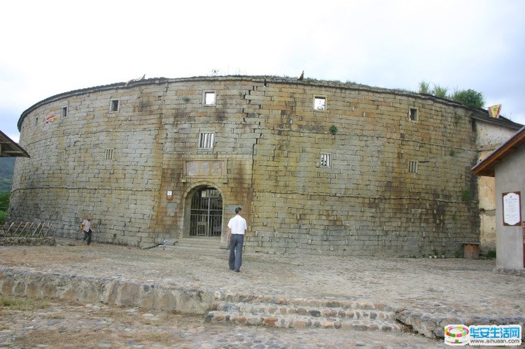 楼外墙全部用花岗岩条石砌筑