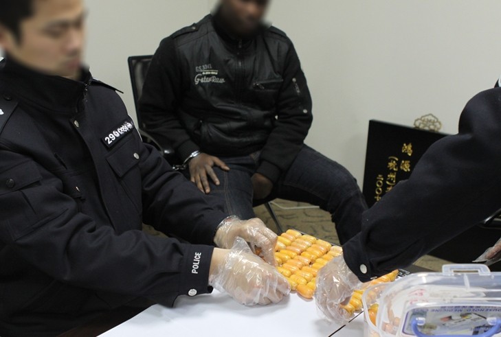 昆明机场一外籍男子人体藏毒