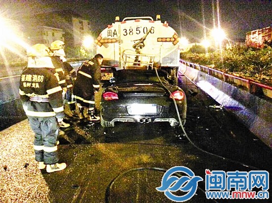 保时捷深夜撞洒水车 司机当场身亡