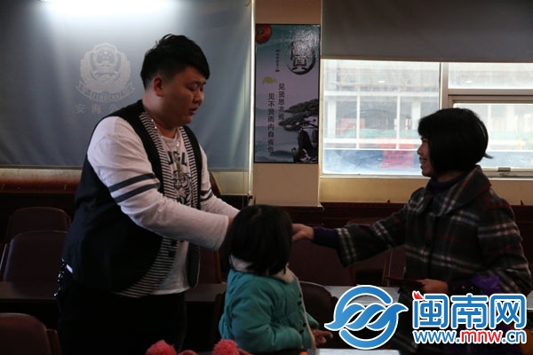 许贻雷当场转赠了慰问金给余有文的妻子许秀华