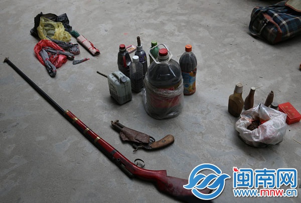 这就是苏先生父亲留下来的枪支弹药和黑火药