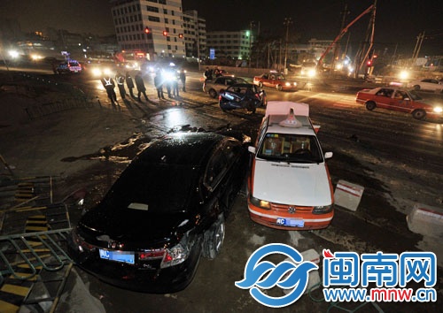 黑色广本连撞3小车、1辆电动车后才停下