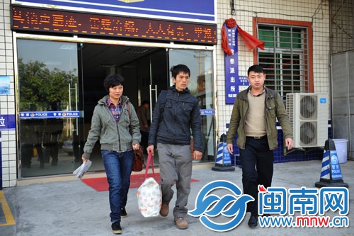泉州常泰派出所工作人员送陈奕新去厦门寺庙