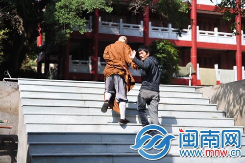 决心留在寺庙工作，陈奕新向众人挥手告别