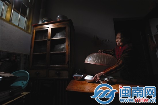 许阿婆的眼睛有一只已经看不见了