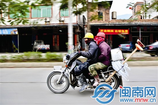 回家路上看到一对男女裹得严严实实的
