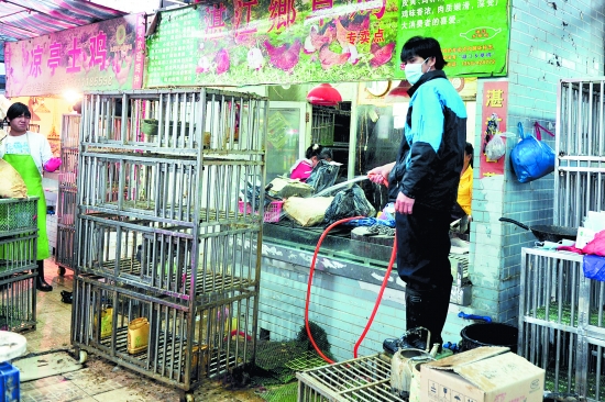 销售家禽的工作人员对场内商铺及相关设施进行全面清 