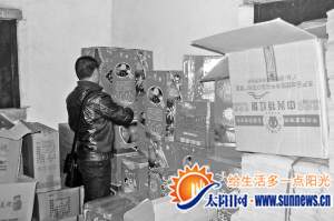 警方查获60多箱非法烟花爆竹