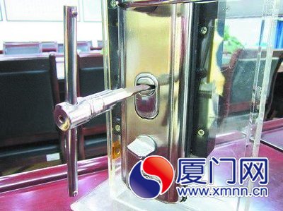 小偷自制螺丝刀撬摩托车等