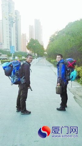 　两名大学生走路加搭车回家