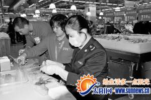 工商人员正在抽检生鲜食品