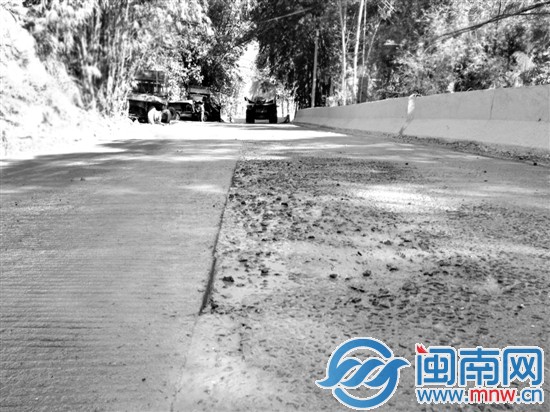 新修的道路上，出现明显坑洼破损