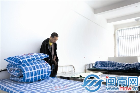 阿海被送到神志病科的病房里，还是习惯站在墙边