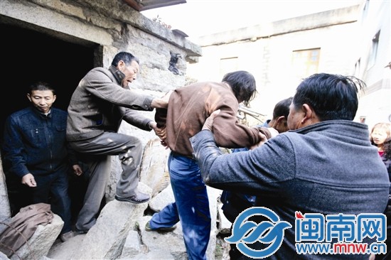 扶持相送。村民们帮忙，把阿海带出小石屋