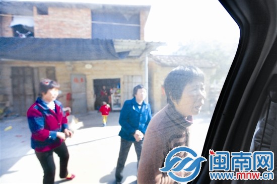 接阿海的车子要从村子离开，村民来探看
