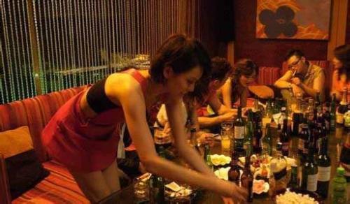 女服务员遭强抱后猝死