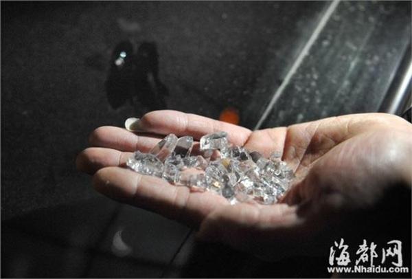 福州一高楼天降“玻璃雨” 小车前窗被砸出孔2