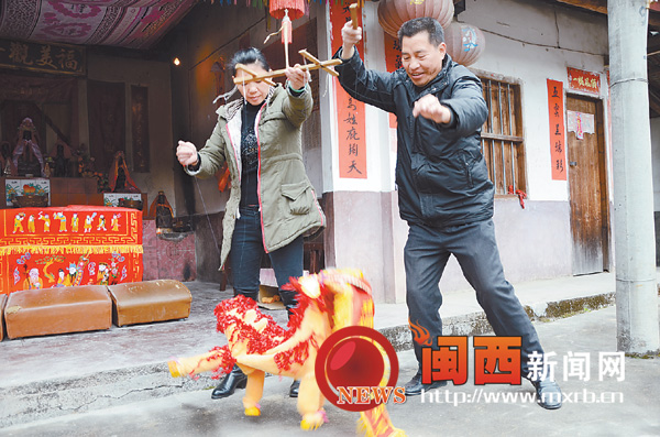 新罗万安乡木偶戏夫妻档 田野乡间作舞台