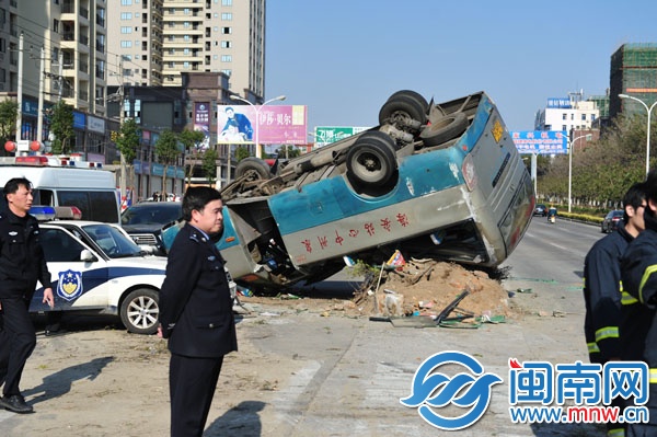 中巴车侧翻，司机身亡