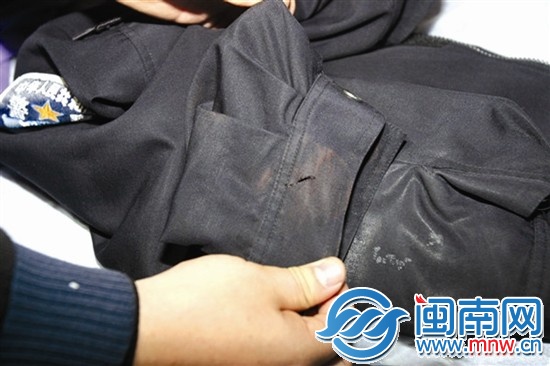 林拥军的警服也被划破了
