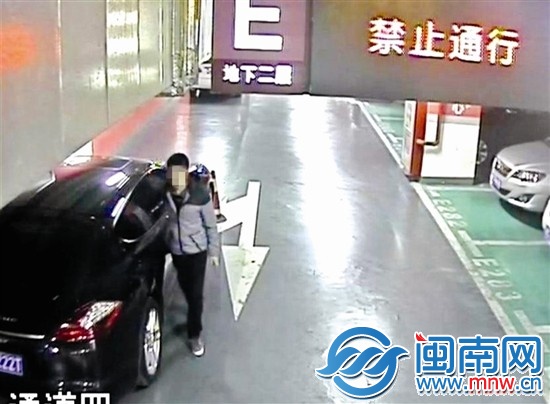 吴某用钥匙划保时捷，被停车场监控拍到