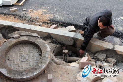 小区偷接地下自来水管道 “白用”两三年