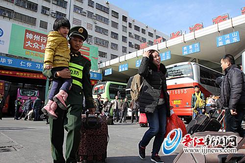 春运首日，不少旅客踏上了回家的旅程