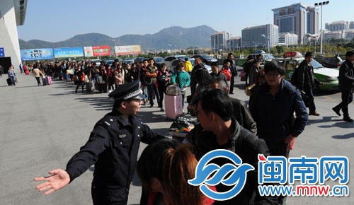 高铁泉州站，旅客排长队准备进站