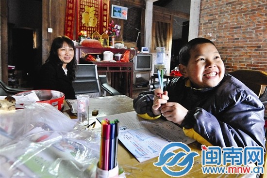 生活虽然困苦，一家人乐观面对