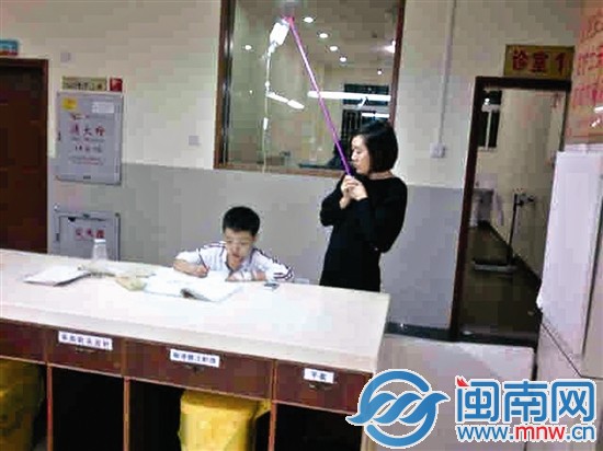 生病期间为了完成作业只好一边打吊瓶一边写作业