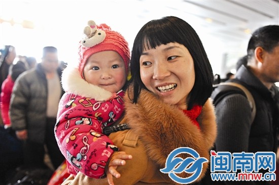小女孩在妈妈的背上，安心地笑着