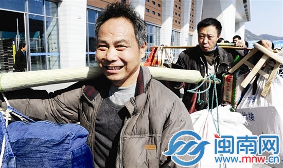 扛着行李赶动车