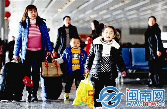 帮爸爸妈妈提行李，姑娘人小但很懂事
