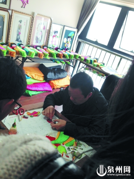 男子看似熟练地示范布娃娃的制作