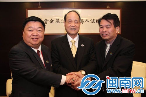 海基会董事长林中森先生（中）亲切接见海促会主席吕 