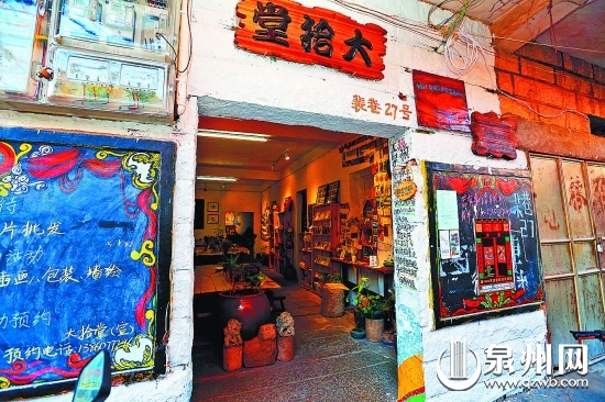 门旁的墙绘,让这座古老的房子散发出新气息