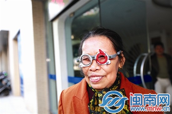 许阿婆在试眼镜时