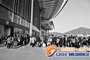 昨日，厦门北站，大批乘客踏上回家路