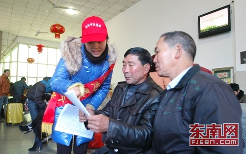 青年志愿者为指导旅客行车