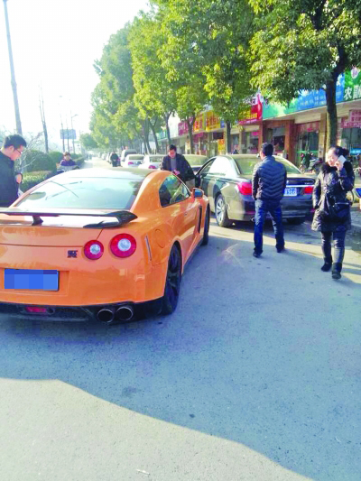 160万跑车撞100多万宝马1