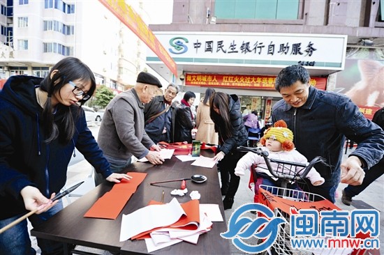 小丽芬和爷爷昨天站了六七个小时为厝边写春联