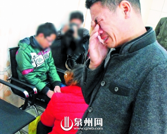 见到亲生儿子，徐先生喜极而泣。