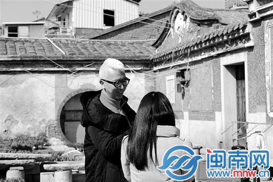 欧阳应霁游西街时对古厝产生浓厚兴趣